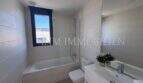 Cuarto de baño moderno con bañera, ducha, inodoro y lavabo en la casa de nueva construcción Puig de Ros, Llucmajor