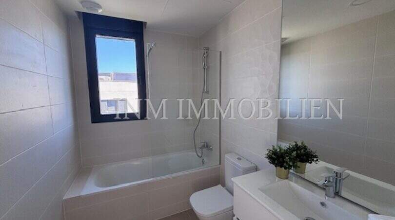 Cuarto de baño moderno con bañera, ducha, inodoro y lavabo en la casa de nueva construcción Puig de Ros, Llucmajor