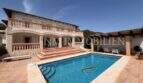 Chalet in Cala Pi mit großem Außenpool, weitläufiger Terrasse und mediterraner Fassade mit Balkon