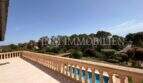 Sonnige Terrasse mit Steinbalustrade, Blick auf Pool und Grünanlage des Chalets in Vallgornera, Cala Pi