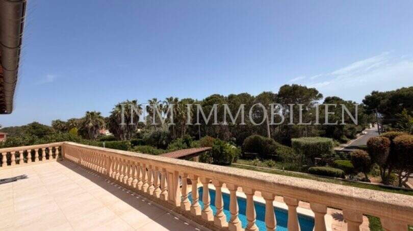 Sonnige Terrasse mit Steinbalustrade, Blick auf Pool und Grünanlage des Chalets in Vallgornera, Cala Pi