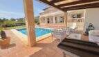 Überdachte Terrasse mit Pool und mediterraner Villa in Vallgornera, Cala Pi – ideal zur Vermietung.
