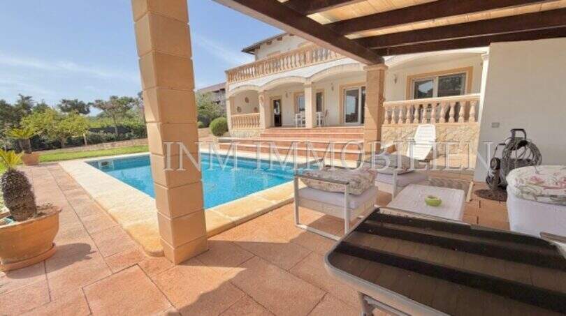 Überdachte Terrasse mit Pool und mediterraner Villa in Vallgornera, Cala Pi – ideal zur Vermietung.