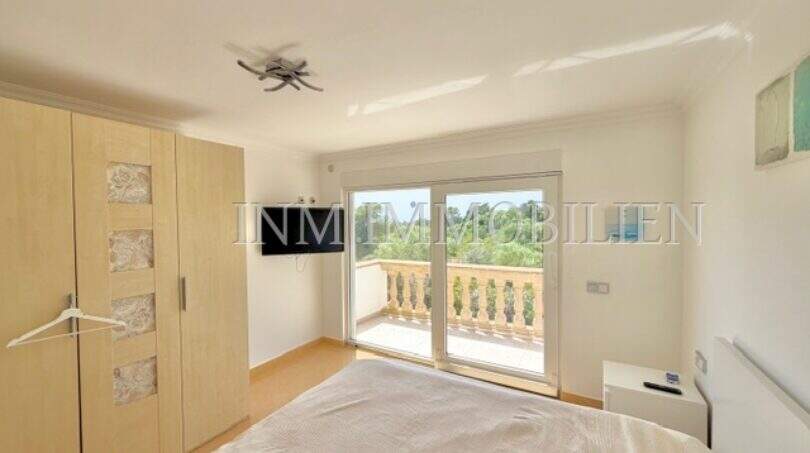 Helles Schlafzimmer mit Einbauschrank, Deckenventilator und Glastür zum Balkon mit Grünblick in Vallgornera
