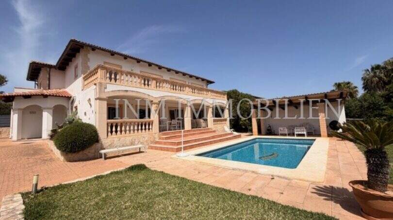 Außenansicht Chalet Vallgornera: mediterrane Villa mit Pool, Terrasse, Balustrade und gepflegtem Garten in Cala Pi.