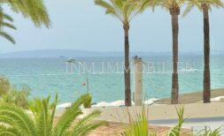 Vistas al mar con agua turquesa, playa de arena y palmeras en Playa de Palma, Mallorca