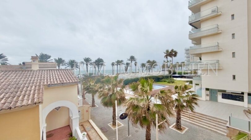 Exterior view sea view apartment Playa de Palma: palm trees, pool, proximity to beach and Mediterranean ambiance