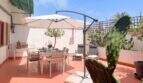 Sonnige Dachterrasse mit Esstisch, Sonnenschirm und Kakteen in Felanitx-Wohnung