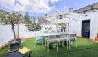 Sonnige Dachterrasse mit Esstisch, Sonnenschirm, Kunstrasenfläche und Kakteen in Felanitx