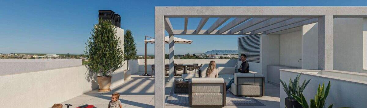 Sonnige Dachterrasse mit Pergola, Lounge-Bereich und Spielbereich in Porto Cristo