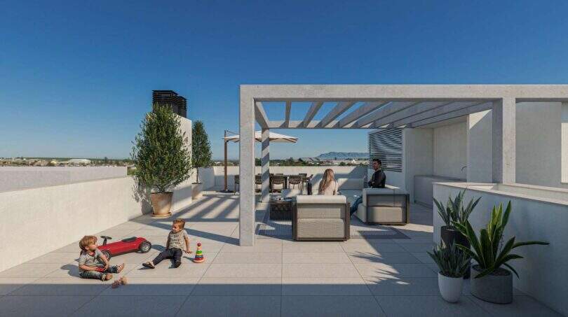 Sonnige Dachterrasse mit Pergola, Lounge-Bereich und Spielbereich in Porto Cristo