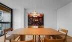 Elegantes Esszimmer der Luxuswohnung in Palma mit Holztisch, Designerstühlen und moderner Pendelleuchte.
