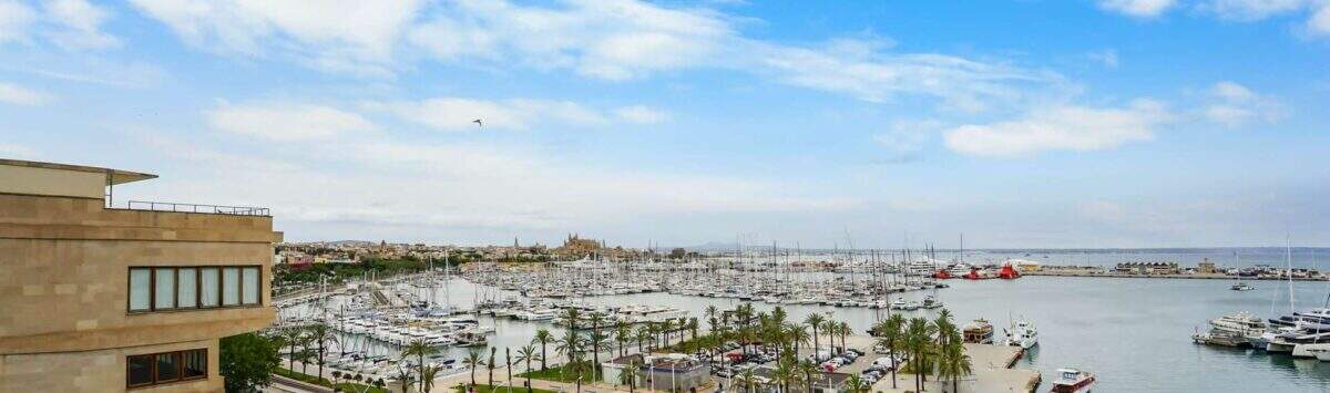 Blick auf den Yachthafen von Palma und die Kathedrale vom Paseo Marítimo, Luxuswohnung in bester Lage