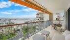 Sonniger Balkon der Luxuswohnung am Paseo Marítimo mit Meerblick auf den Hafen von Palma de Mallorca.