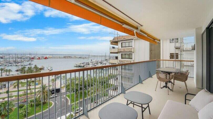 Sonniger Balkon der Luxuswohnung am Paseo Marítimo mit Meerblick auf den Hafen von Palma de Mallorca.