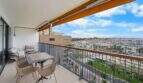 Sonniger Balkon mit Sitzbereich und Panoramablick auf den Hafen von Palma de Mallorca