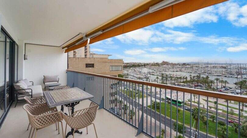 Sonniger Balkon mit Sitzbereich und Panoramablick auf den Hafen von Palma de Mallorca