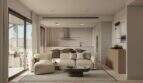 Helles Wohnzimmer mit offener Küche, modernem Sofa und Terrassenzugang in Porto Cristo