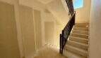 Treppenhaus mit Marmortreppe und dunklem Holzgeländer im Rohbau-Renditeobjekt in Manacor