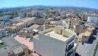 Luftaufnahme von Manacor mit Rohbau im Vordergrund, umgeben von mediterraner Stadtbebauung und Bergpanorama