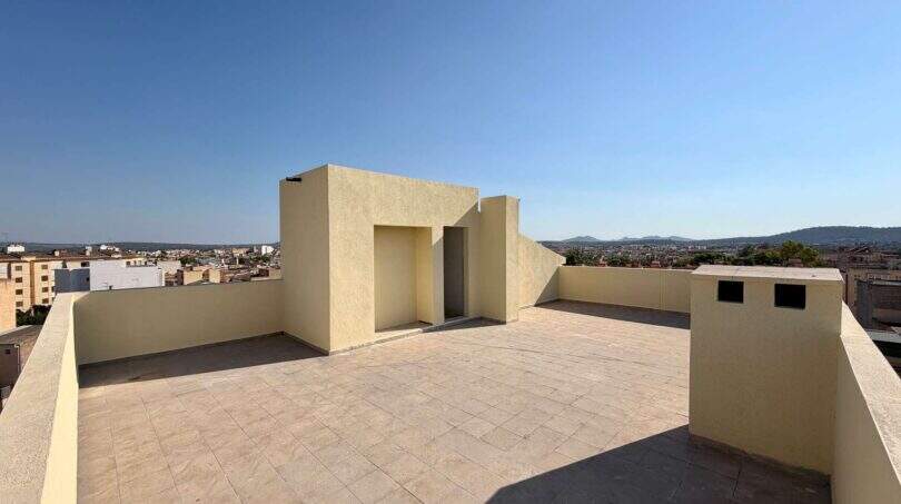 Großzügige Dachterrasse mit Stadtblick und Bergen in Manacor, heller Fliesenbelag, Rohbauzustand