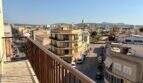 Balkon mit Stadtblick auf Manacor, Kirchturm und Berge im Hintergrund, sonnige Lage