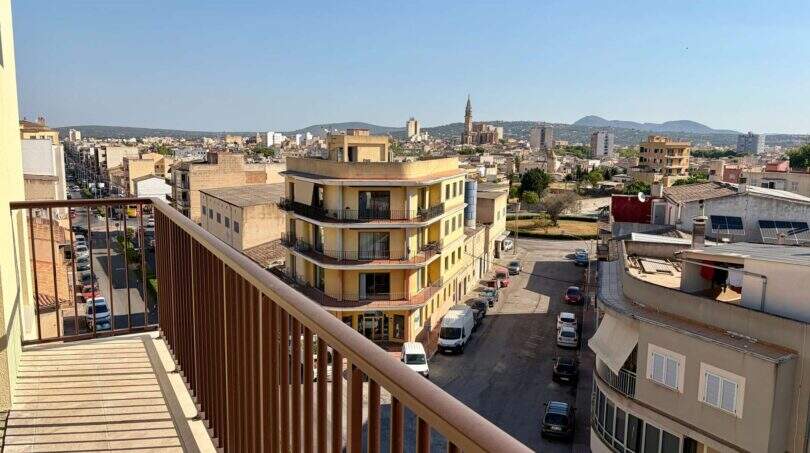 Balkon mit Stadtblick auf Manacor, Kirchturm und Berge im Hintergrund, sonnige Lage