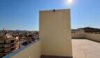 Dachterrasse des Rohbaus in Manacor mit Stadtblick, Bergen und klarem Himmel