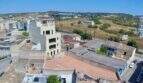 Luftaufnahme Rohbau Manacor, mehrstöckiges Gebäude im Stadtgebiet, umgeben von Bestandsbauten und Grünflächen.