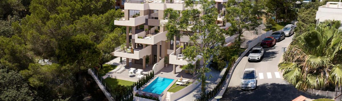 Luftaufnahme moderner Wohnanlage in Canyamel mit Pool, Gärten und Balkonen, umgeben von Pinienwald.
