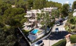 Luftaufnahme moderner EG-Wohnanlage in Canyamel mit Pool, Garten und Balkonen, umgeben von Pinien.