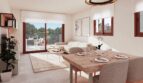 Helles Wohn-Esszimmer der EG-Wohnung in Canyamel mit Holztisch, Sofa und Terrasse mit Meerblick.
