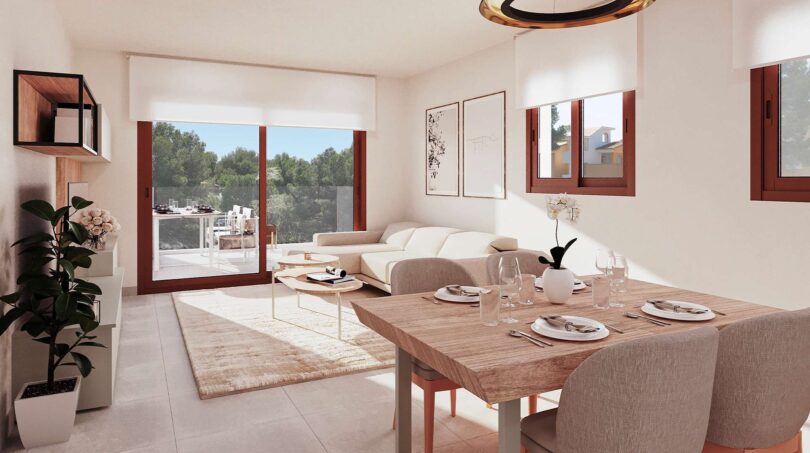 Helles Wohn-Esszimmer der EG-Wohnung in Canyamel mit Holztisch, Sofa und Terrasse mit Meerblick.
