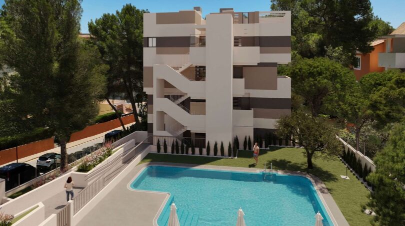 Modernes Apartment-Gebäude in Canyamel mit großem Pool, gepflegtem Rasen und mediterranem Baumbestand