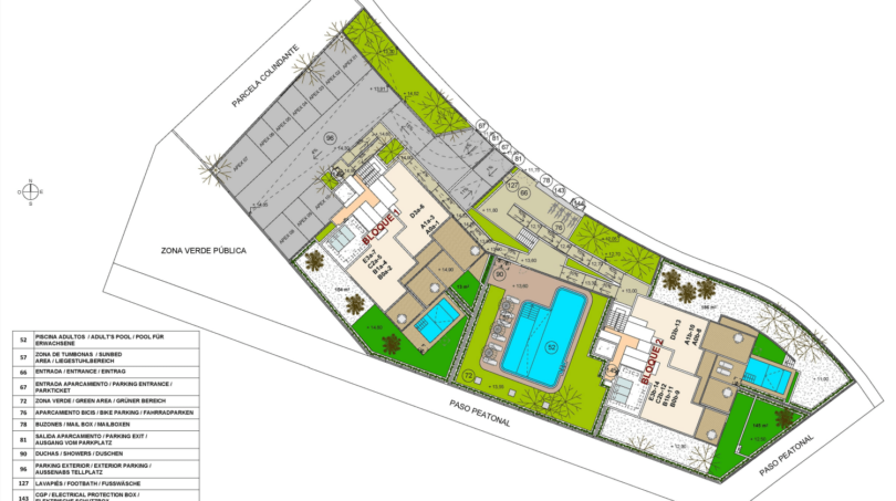 Plano de situación de un apartamento en planta baja en Canyamel con piscina, jardín, aparcamientos y áreas comunitarias en dos bloques de viviendas.