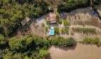 Luftaufnahme einer idyllischen Finca bei Vilafranca de Bonany mit Pool, Nebengebäude und Solaranlage inmitten grüner Natur.