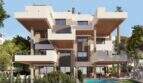 Modernes Penthouse-Gebäude in Canyamel mit großzügigen Balkonen, Holzdecken, Pool und mediterranem Grün.