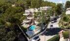 Luftaufnahme eines modernen Wohnkomplexes mit Pool, Balkonen und Grünflächen in Canyamel