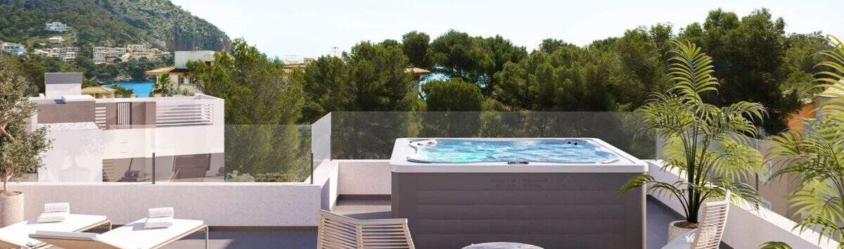Dachterrasse des Penthouse in Canyamel mit Whirlpool, Loungemöbeln und Meerblick