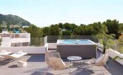 Dachterrasse des Penthouse in Canyamel mit Whirlpool, Loungemöbeln und Meerblick