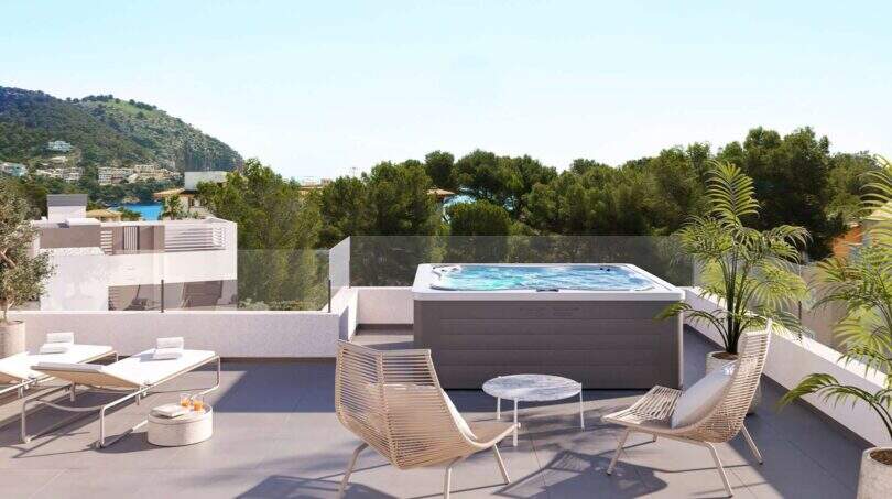 Dachterrasse des Penthouse in Canyamel mit Whirlpool, Loungemöbeln und Meerblick
