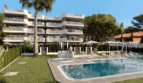 Modernes Wohnkomplex in Cala Ratjada mit Gemeinschaftspool, Liegestühlen und gepflegter Gartenanlage, 250 m zum Meer.