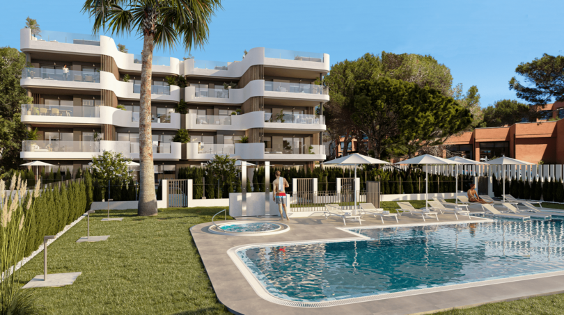 Modernes Wohnkomplex in Cala Ratjada mit Gemeinschaftspool, Liegestühlen und gepflegter Gartenanlage, 250 m zum Meer.