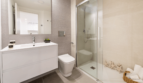 Modernes Badezimmer mit Glasdusche, weißem Waschtisch und WC in Wohnung Cala Ratjada, 250 m zum Meer