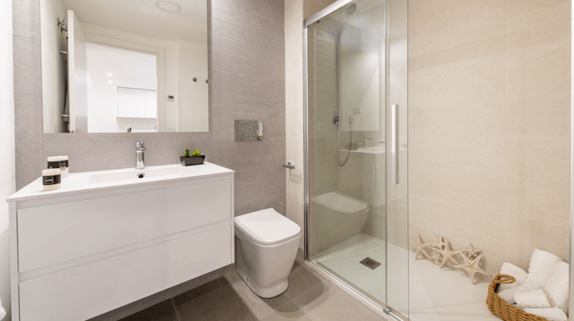 Modernes Badezimmer mit Glasdusche, weißem Waschtisch und WC in Wohnung Cala Ratjada, 250 m zum Meer