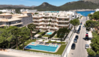 Luftaufnahme moderner Wohnanlage in Cala Ratjada mit Pool, Terrassen und Meerblick, nahe Hafen und Bergen.