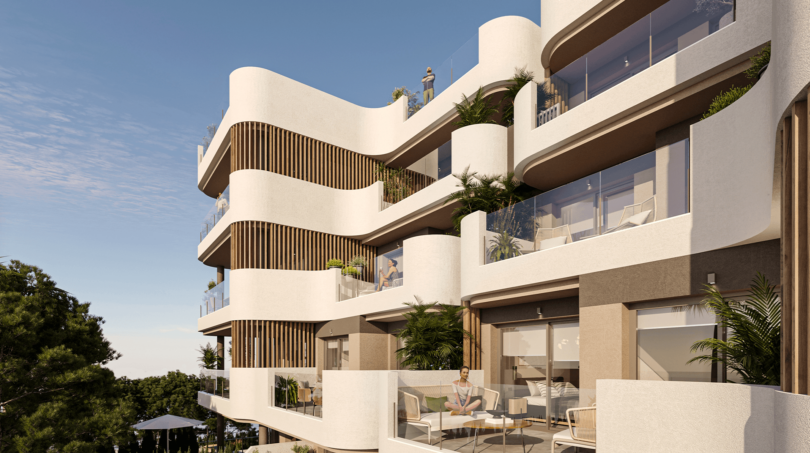 Moderne Wohnanlage in Cala Ratjada mit geschwungenen Balkonen, Glasgeländern und üppiger Bepflanzung, 250 m vom Meer.