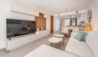 Helles Wohnzimmer mit großem TV, modernem Sofa und offenem Wohnbereich, Wohnung Cala Ratjada