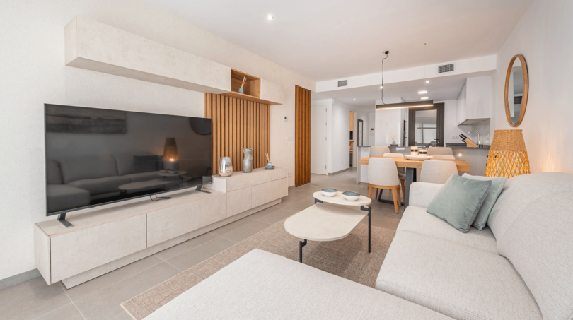 Helles Wohnzimmer mit großem TV, modernem Sofa und offenem Wohnbereich, Wohnung Cala Ratjada