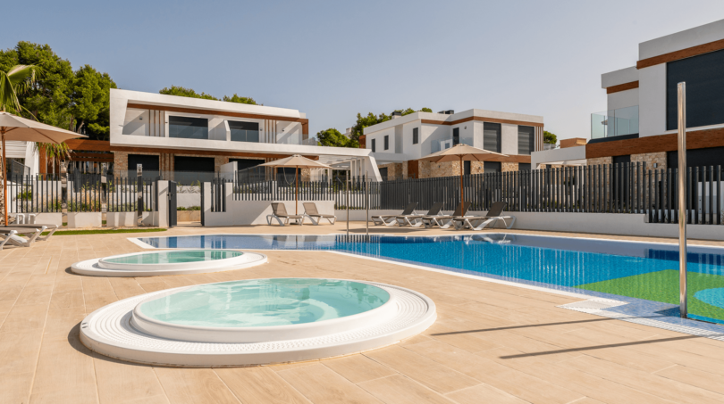 Moderne Doppelhaushälfte in Cala Ratjada mit großem Pool, Whirlpools und Sonnenliegen auf gepflegter Terrasse.